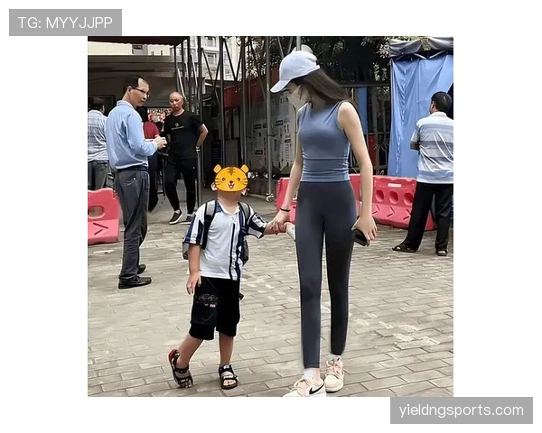 蒋圣龙训练完直接拎着爱马仕去接娃? 蒋圣龙训练完直接拎着爱马仕去接娃?